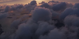 鸟瞰图的日出在云与纽约市下面。