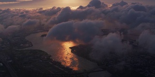 鸟瞰图的日出在云与纽约市下面。