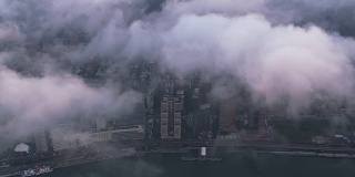 透过低空云层俯瞰曼哈顿。