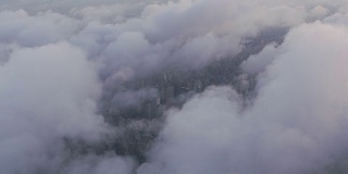透过低空云层俯瞰曼哈顿。