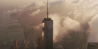 日出在曼哈顿和云彩经过世界贸易中心大厦。