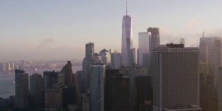 在低空云层和清晨阳光下的曼哈顿建筑中追踪。
