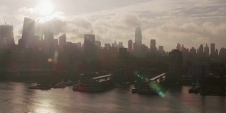 日出时分飞上哈德逊河与曼哈顿的建筑和码头。