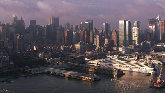 日出时分飞上哈德逊河与曼哈顿的建筑和码头。
