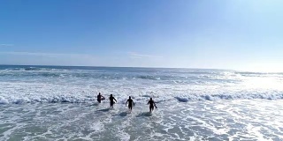 冲浪者进入大海