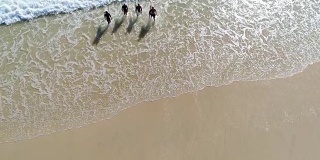一群冲浪者进入大海