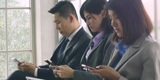 一群商务人士使用手机。