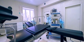 产科病房的侧视图，有专业设备和检查椅
