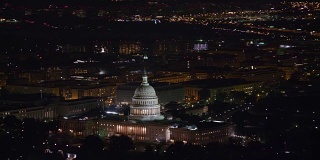美国国会大厦夜间鸟瞰图。