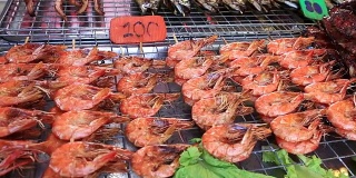 街头交易食品:在泰国夜市的烤肉串上炸虾