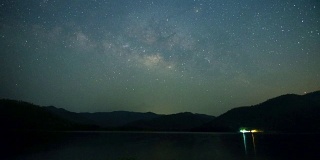 时光流逝，湖面上的银河。