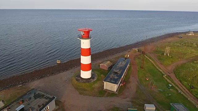 白海岸边灯塔的鸟瞰图。