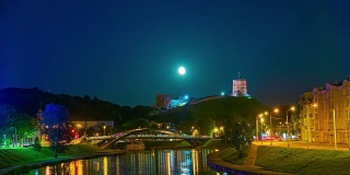 夜晚的维尔纽斯，吉迪米纳斯塔，尼里斯河和上升的月亮延时