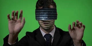 未来的虚拟现实技术与区块链全息图代码，由商人使用，并在一个绿色的屏幕背景上连续输入