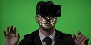 一个优雅的大学科学家讲师使用虚拟现实眼镜纠正学生的数学公式在绿色屏幕背景的特写