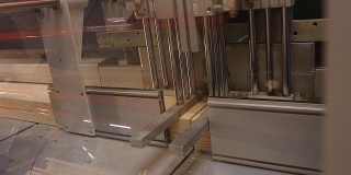 工业室内，锯一木块，锯一木块，木托盘块切割机木托盘制造机木托盘锯现代机床锯木梁，特写
