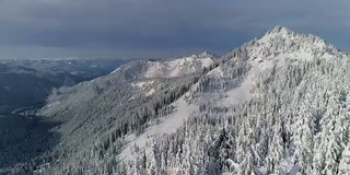 徒步旅行路线在新鲜的边远地区粉末雪在山顶空中