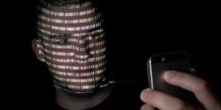 年轻男子使用智能手机的二进制代码应用程序扫描自己的脸并解锁