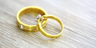 木质表面的结婚戒指