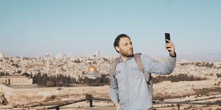 快乐的人在耶路撒冷老城自拍。蓄着胡须的当地男性开心地微笑着拍照。完美的以色列全景4K