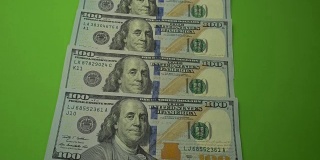 绿色屏幕上的100美元纸币。