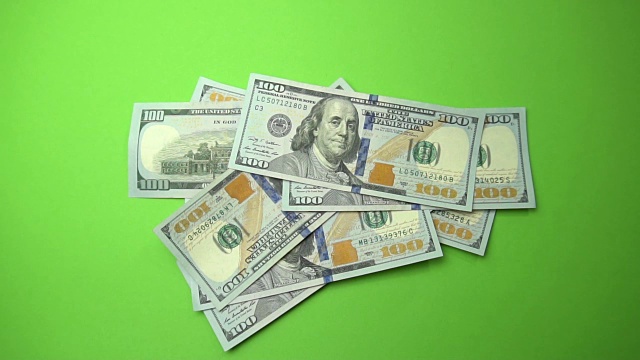 100美元纸币变成了绿色背景。慢镜头120帧/秒