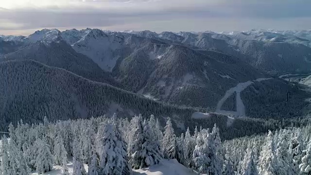 雪山山顶航拍带公路，为风景优美的自然之旅