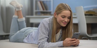 快乐女孩在社交网络上给朋友打字留言，初恋在青少年时期