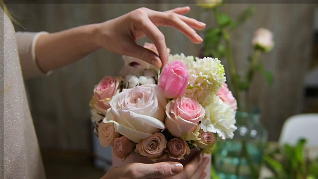 温柔的女性手指触摸美丽的花束