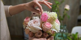 温柔的女性手指触摸美丽的花束