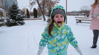 冬天在外面哭闹的小孩视频素材模板下载