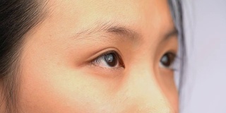 4K CU微距拍摄亚洲女人的眼睛睁开和闭上