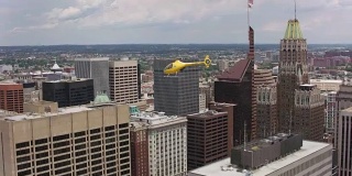 直升机飞过马里兰州巴尔的摩上空的航拍。