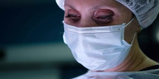 一个女外科医生的眼睛的特写。外科医生在手术中的肖像。