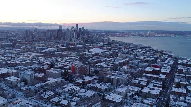 西雅图华盛顿城市景观空中飞行远离市中心社区冰雪寒冷的冬季景观