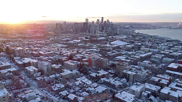 西雅图华盛顿鸟瞰图冬季雪日出光线在市中心上空飞行