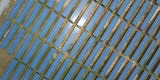 鸟瞰图太阳能农场与阳光，可再生能源，太阳能