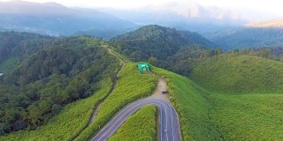 鸟瞰图的墨西哥向日葵与风景公路通过森林，Mae Hong Son省，泰国