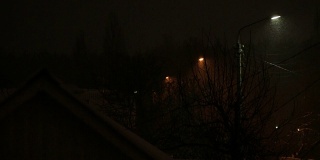 雪夜过街灯车
