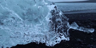 冰岛Jokulsarlon泻湖附近的冰海滩