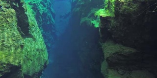 浮潜在冰岛西尔弗拉裂缝清澈冰冷的水中