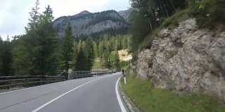 骑摩托车的人在意大利一条风景优美的山路上。第一个人的观点