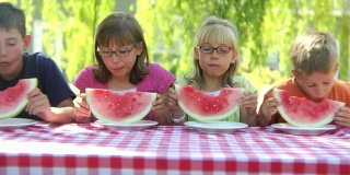 孩子们在外面吃西瓜