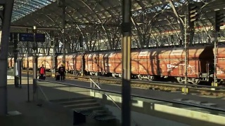 途经布拉格中央火车站视频素材模板下载