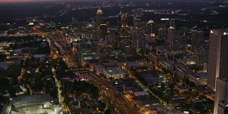鸟瞰图在亚特兰大市中心在黄昏。