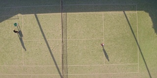 空中拍摄的少年练习网球