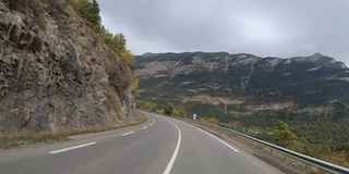 骑摩托车的人在法国美丽的风景山路上。多雨的天气。第一个人的观点