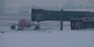 飞机正在等待起飞。航班延误。冬天的天气。