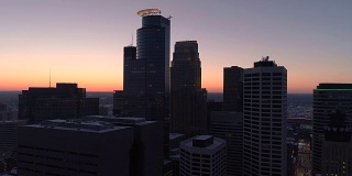 明尼阿波利斯天际线-日落时最高的摩天大楼- 4K