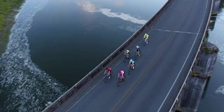一群骑自行车的人正在过桥的鸟瞰图。